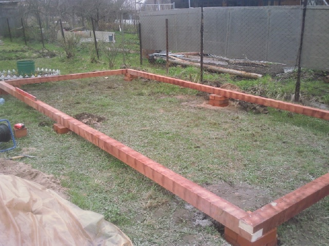 Cadre en brique au sol