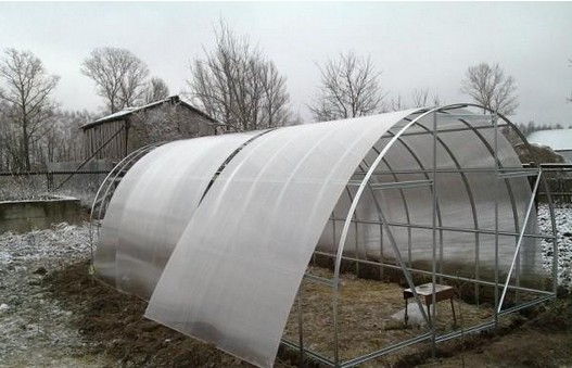 Installation de polycarbonate dans une serre en hiver