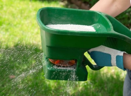 Gros plan de l'épandeur manuel