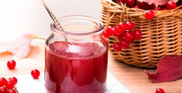 Viorne en purée avec du sucre dans un bocal