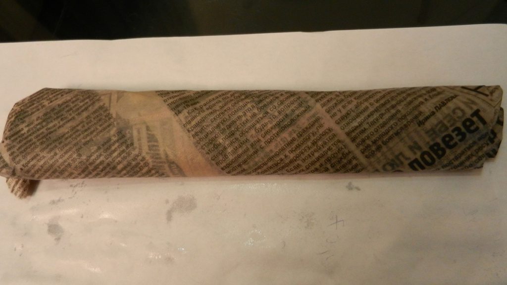 Boutures de roses enveloppées dans du papier journal