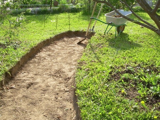 Préparer la base pour le chemin dans le jardin