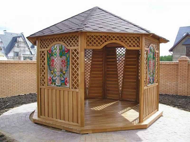 Décorer un kiosque de jardin avec des vitraux