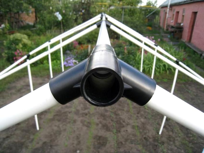 La croix à deux plans est très pratique pour l'installation sur le toit